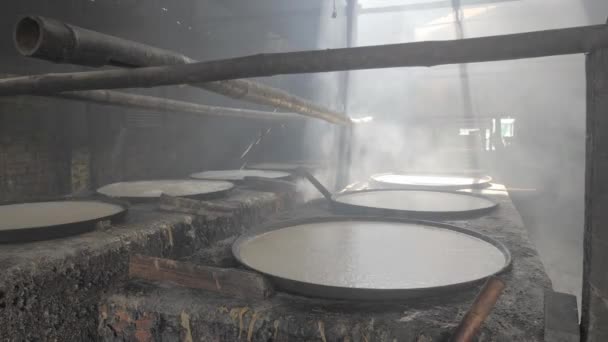 Bir Atölyenin Içinde Soya Sütünün Kaynaması Sırasında Deri Tofu Soya — Stok video