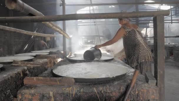 柬埔寨 2021 在豆浆煮沸过程中 工人们在液面上撇去泡沫 然后立即用新数量的液体滤液进行再充填 — 图库视频影像