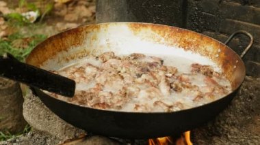 Açık ateşte wok pişirme derin kızarmış domuz yakın çekim