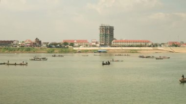 Mekong Nehri ve balıkçı tekneleri su dışında büyük ağları kaldırma üst görünümünü: Riverside şehir içinde belgili tanımlık geçmiş