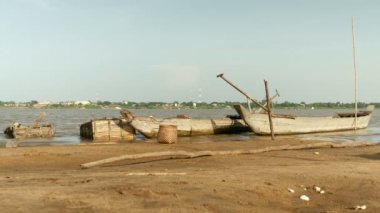 Sığınağın Kano ve tahta balık Kasalar bambu sopalarla nehir kenarında hold
