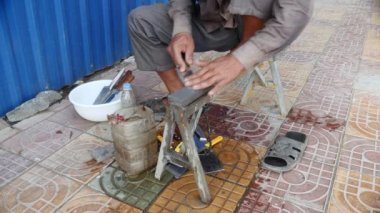 Kaldırımda bir bıçak whetting ve parmağını yana bıçak işaretleyin çalıştıran bıçak kalemtıraş