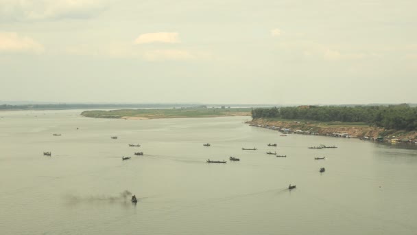 Blick auf den Mekong und Fischerboote, die ihre großen Netze aus dem Wasser heben — Stockvideo