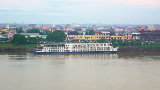 Flod cruise skeppa dockad i Mekongfloden och pittoreska småstad — Stockvideo