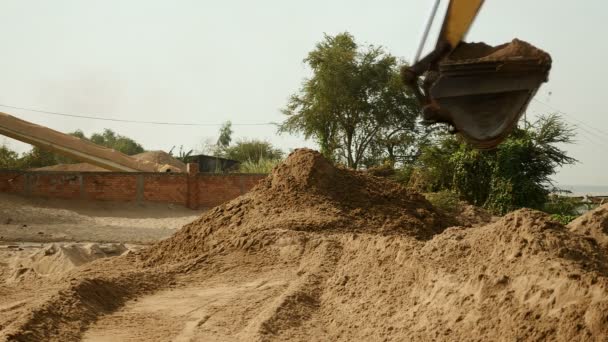 Descarga de la excavadora y apilamiento de arena en el sitio de disposición (primer plano ) — Vídeos de Stock