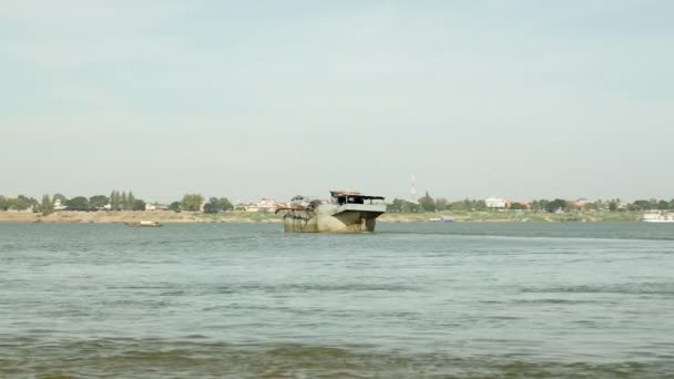 メコン川ポンプ砂に入る船を浚渫 — ストック動画
