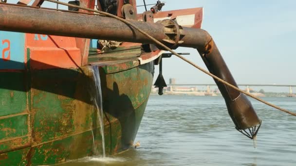 Gros plan sur les sections de tuyaux composant le matériel de dragage de bateaux — Video