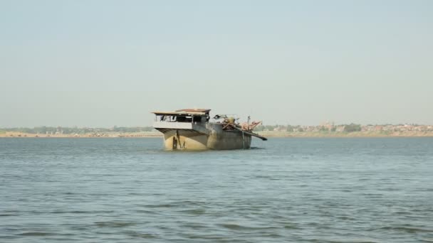 Barco de dragagem ir para bombear areia para o rio mekong — Vídeo de Stock