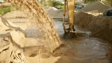 Elden çıkarma sitesi ve kullanım ekskavatör kum temizletir Nehri'nin boşaltma borusu 
