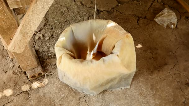 Gros plan sur la farine de riz trempée recueillie dans le broyage humide du riz avec meule — Video