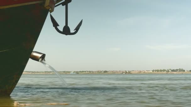 Nærbillede på enden af en skraberør sektion og et anker hængende på stævnen af en båd – Stock-video