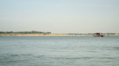 Kum Nehri üzerinde tekne tarama dolu