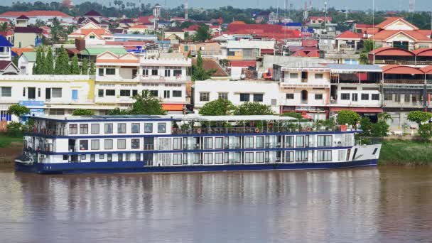 Ποταμού κρουαζιέρα πλοίο ελλιμενίστηκε στην ποταμού Μεκόνγκ και γραφική μικρή πόλη — Αρχείο Βίντεο