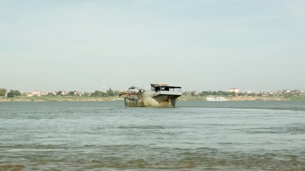 Barco de dragagem ir para bombear areia para o rio mekong — Vídeo de Stock