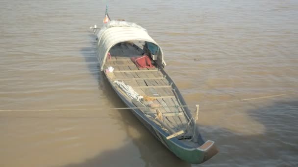 Close-up Riverbank bağlanmış küçük ahşap balıkçı teknesi — Stok video