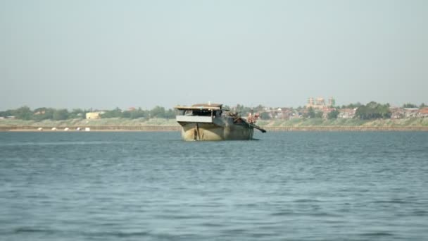 Barco de dragagem ir para bombear areia para o rio mekong — Vídeo de Stock