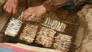 İn-yer Barbekü ızgara ve pişirme maşa kullanarak balık (yakın )