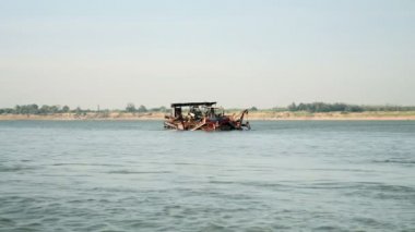 Kum Nehri üzerinde tekne tarama dolu