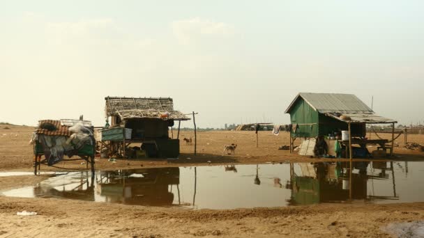 Piccole case dei pescatori lungo il fiume con le acque alluvionali che formano uno stagno prima — Video Stock