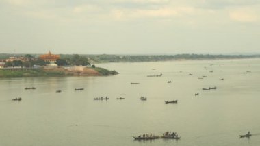 Üst görünümü Mekong Nehri ve balıkçı tekneleri su dışında büyük ağları kaldırma 