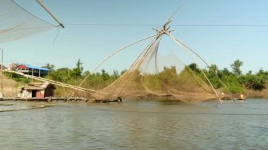 Balıkçılar arkasında balık ağı bir Çin nehir boyunca hareketli sığınağın Kano üzerinde bir tekne-evi için bağlantılı