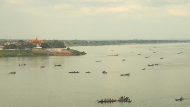 Ylempi näkymä Mekong-joelle ja kalastajien veneet nostavat suuria verkkoja vedestä — kuvapankkivideo