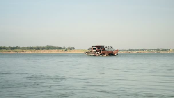 Muddring båt fylld med sand på floden — Stockvideo