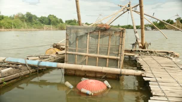 Närbild på en bambu fisk bur inuti en kinesisk fiske netto installation; Kinesiska fiske netto höjs som bakgrund — Stockvideo