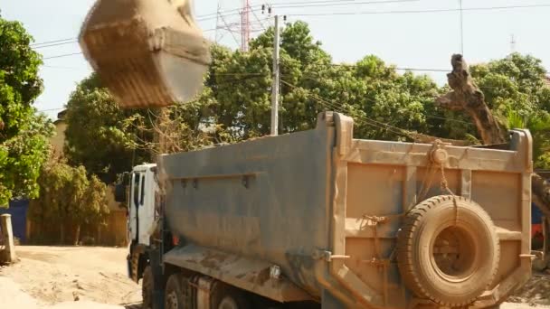 Ekskavatör kum bir damperli kamyon yükleme — Stok video