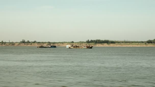 Entfernung von Baggerbooten auf dem Fluss, die Sand aus dem Flussbett pumpen — Stockvideo