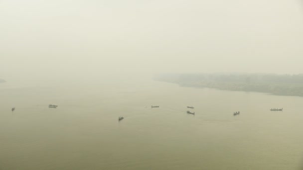 Flodlandskap med spridda fiskebåtar i tjock dimma — Stockvideo