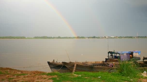 彩虹在河和疏浚驳船绑在前景中的河岸 — 图库视频影像