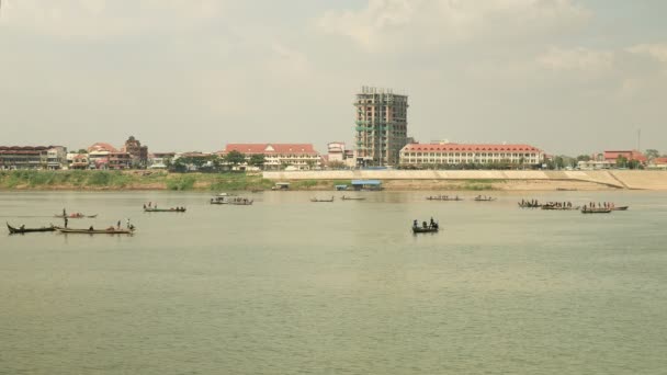 Vista superiore del fiume Mekong e barche dei pescatori sollevare le loro grandi reti fuori dall'acqua: Riverside città sullo sfondo — Video Stock