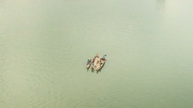 Küçük balıkçı tekneleri Nehri üzerinde üst görünümünü yan yana büyük balık ağı kullanmak için ateş püskürdü
