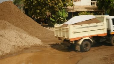 Kamyon kum ocağı kum yapraklarından yüklü