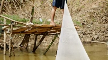 Kendini doğru ve sudan çıkmış balık tutan net çekerek balıkçı yakın çekim