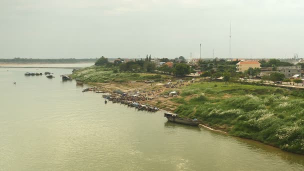 Vista de la distancia superior en un mercado de pescado de la mañana situado en la orilla del río junto a la ciudad — Vídeos de Stock
