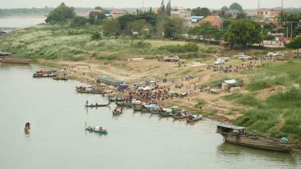 Felső távolságot kilátás egy reggel halpiac, a folyóparton város mellett található — Stock videók
