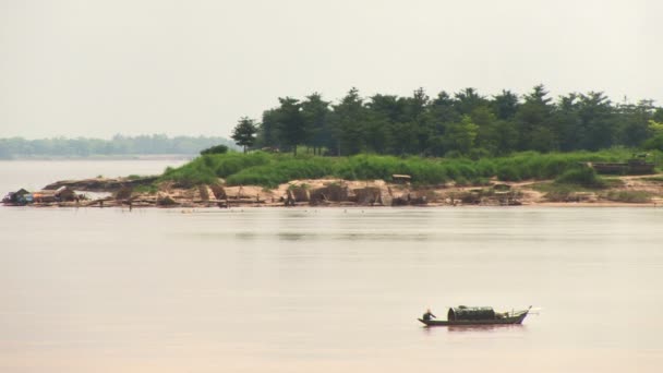 Tradiční rybářský člun na řece Mekong — Stock video