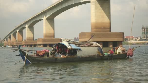 Detail na malé rybářské lodi zakotvené v řece u mostu — Stock video