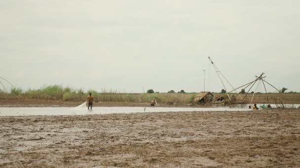 Fischer werfen Netz in flachen Gewässern — Stockvideo