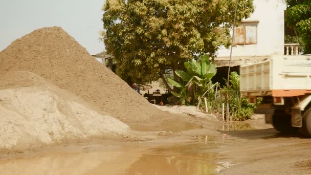 Caminhão que entra em marcha-atrás no local de eliminação, para carregar areia em um caminhão — Vídeo de Stock