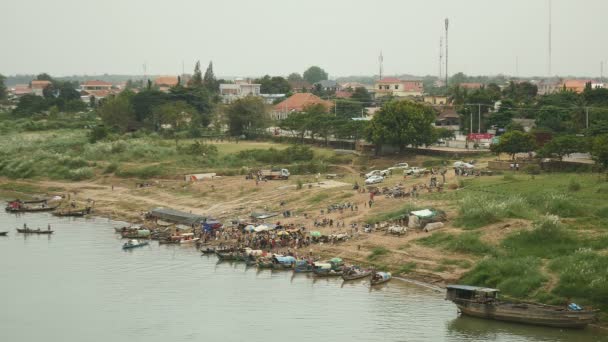 早上的上部距离观鱼市场位于河岸旁小镇 — 图库视频影像