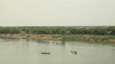 Üst görünümü Mekong Nehri ve balıkçı tekneleri su dışında büyük bir net kaldırma