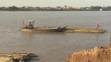Pruvadan bambu Polonyalılar bir yığın çekme; Mavna sürüş ve bambu Polonyalılar öbek üzerinde daimi işçi