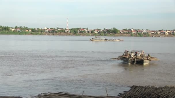 Σκαφών που μεταφέρουν μπαμπού κάτω από ένα ποτάμι — Αρχείο Βίντεο