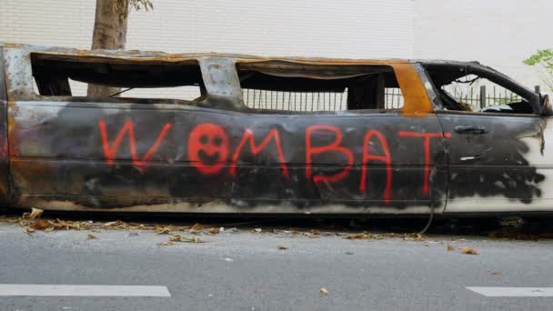 En bränd vit sträckt limousine i Paris — Stockvideo