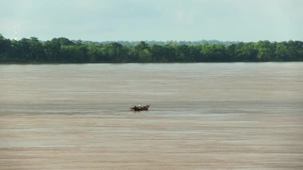 Vista de distancia de un pequeño barco pesquero de madera cruzando el río — Vídeos de Stock