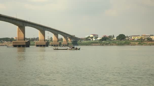 Рибалки в човнах піднімають велику сітку з води під мостом — стокове відео