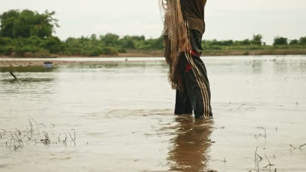 Fisherman casting net in shallow waters ( close up) — Stock Video